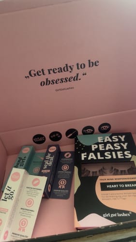 Kundenfoto des Love & Let Go Bundles in der geöffneten, rosa Versandbox.