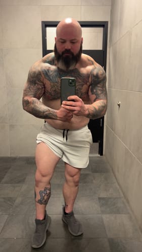 Reviewer's mirror selfie showing a muscular physique after using Innovative Labs Monster Plexx.