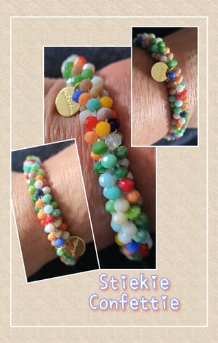 Klant toont de vrolijke, veelkleurige Stiekie Confetti kralenarmband om de pols in een fotocollage.