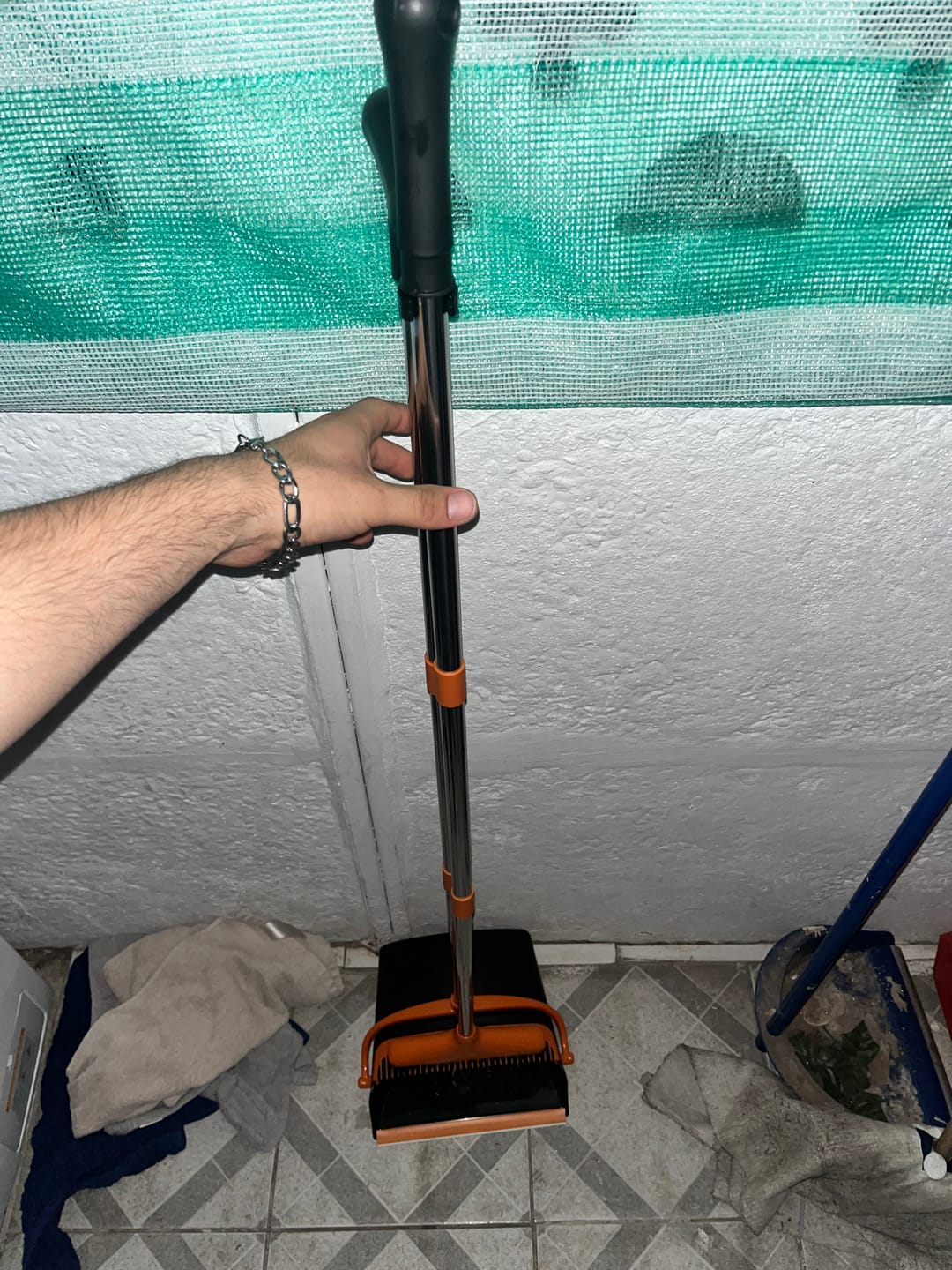 Customer photo review of Juego de Escoba y Recogedor para El Hogar Altura Ajustable Mango de Acero Inoxidable