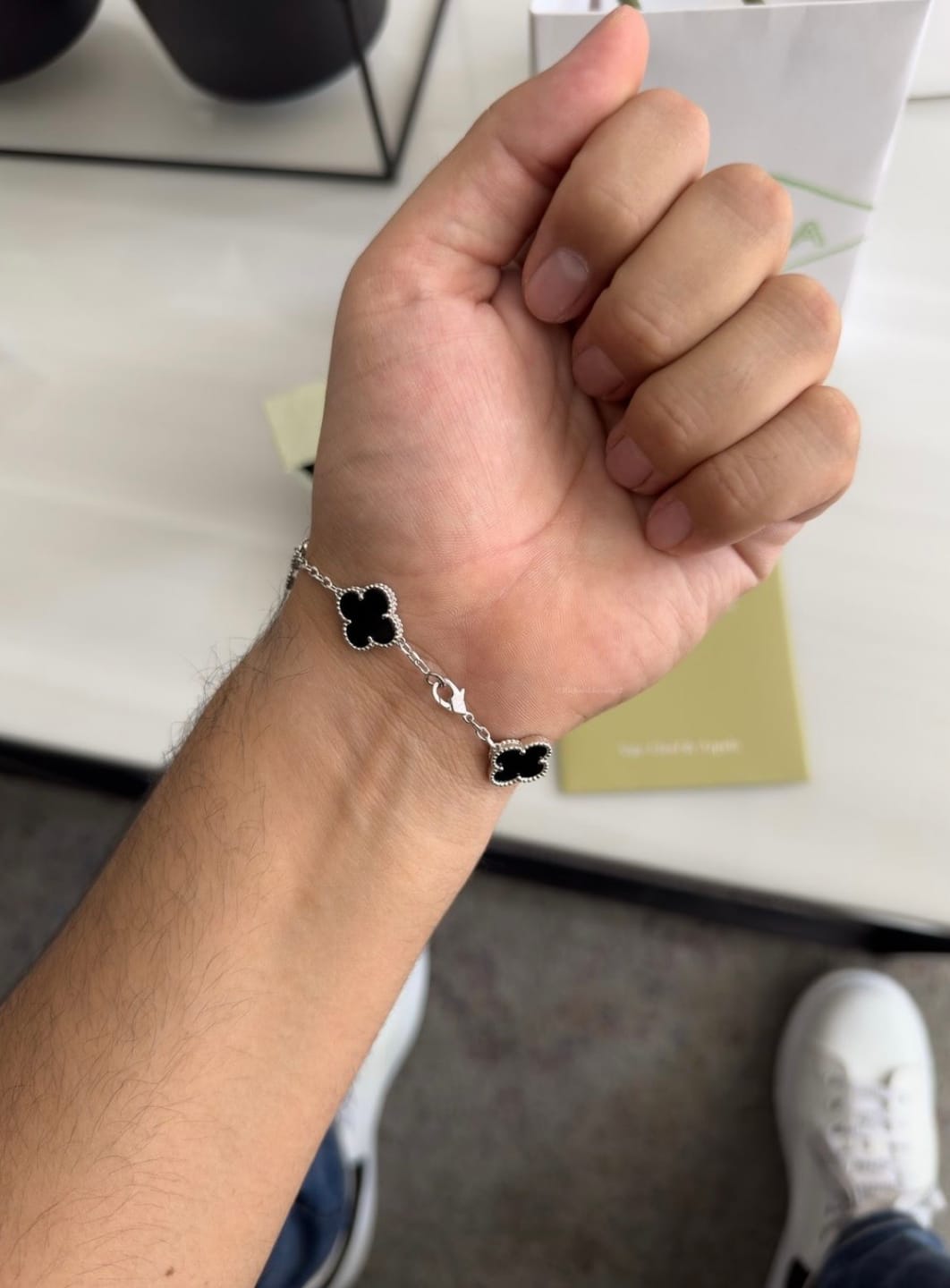 Customer photo review of ‏ צמיד תלתן בגוון כסף עם 5 תלתנים בגוון שחור