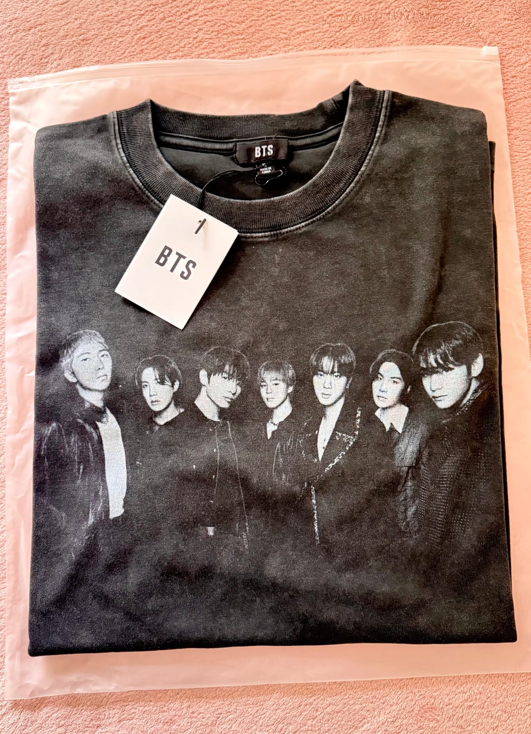 Customer photo review of BTS - ARIRANG WORLD TOUR OFFICIAL MD S/S PHOTO T-SHIRT (BLACK)