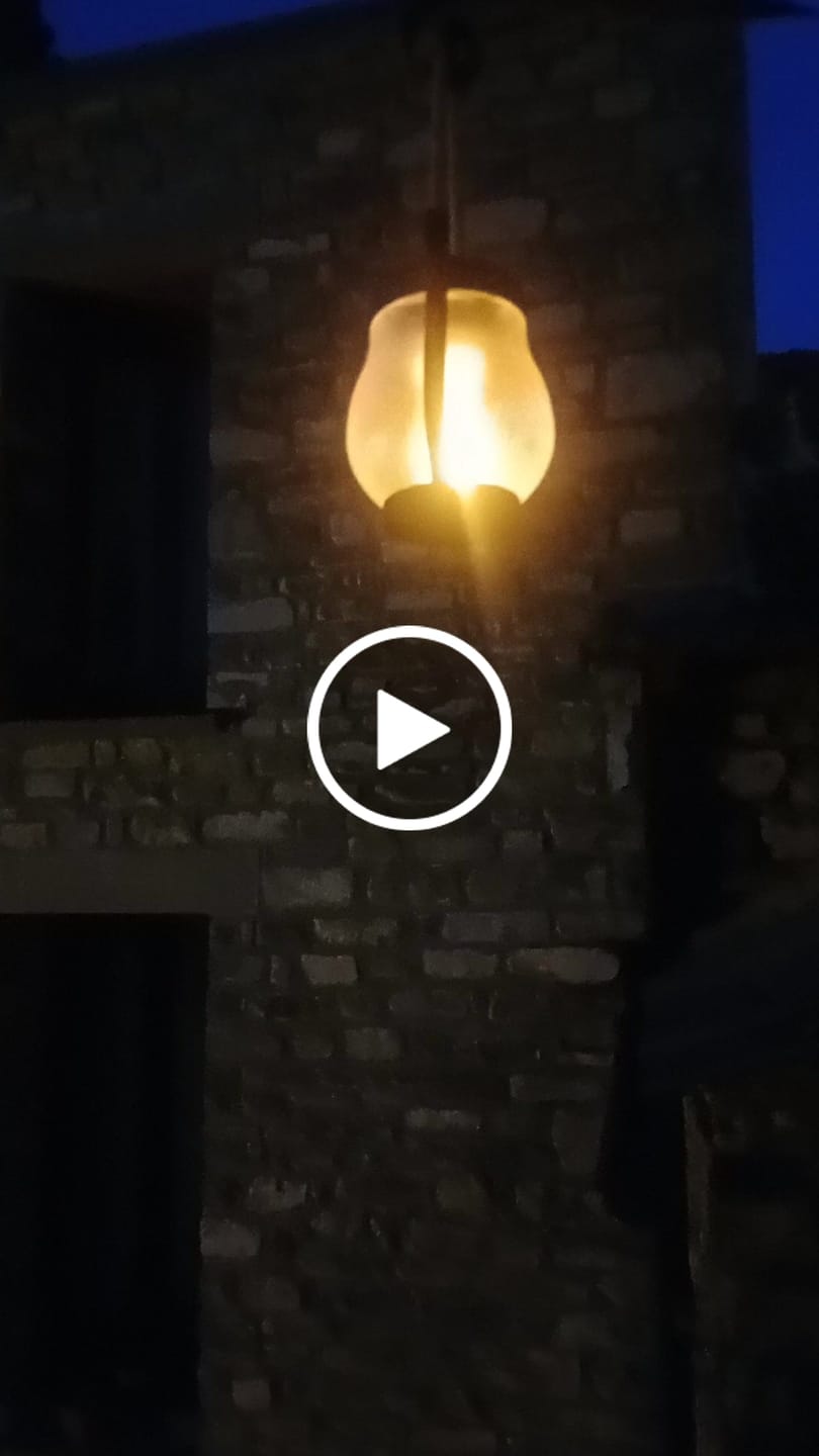 Customer video review of LlamaViva | Farol con Efecto de Fuego Realista