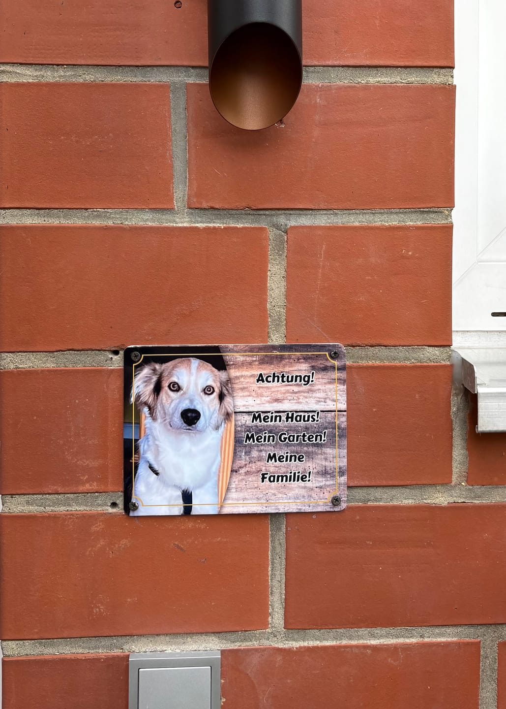 Customer photo review of Hunde-Türschild personalisiert mit Foto & Text (UV- und wetterfest)