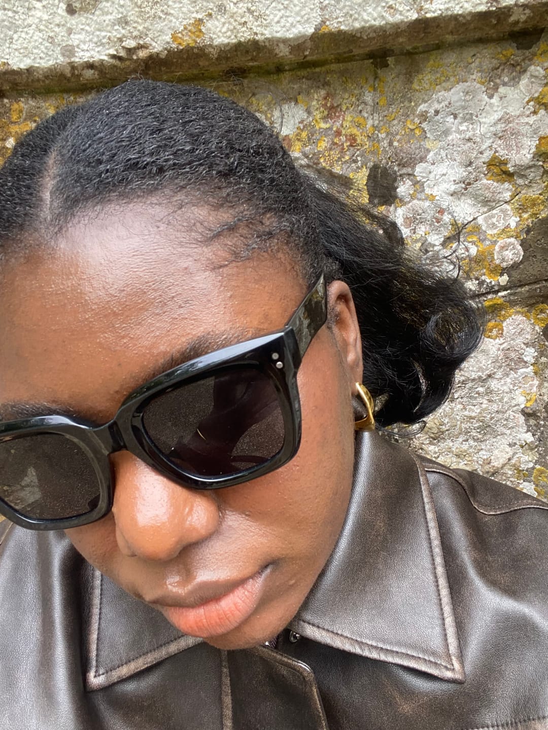 Customer photo review of SHORT LAMARA PONYTAIL NATURAL BLACK