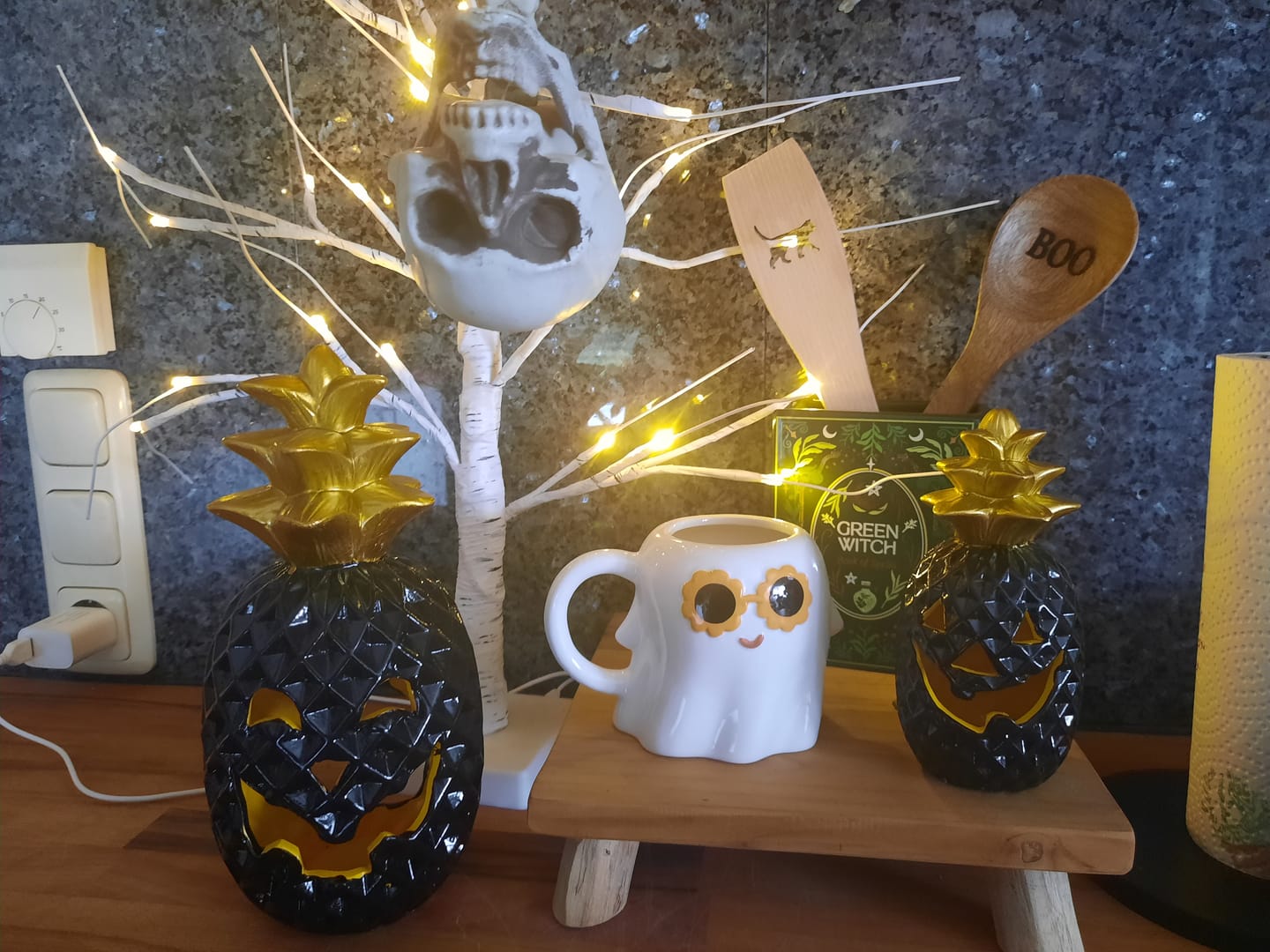 Customer photo review of Green Witch Buchvase – grüne Keramikvase im Grimoires-Design