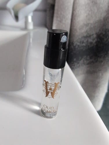 Customer's close-up of the Oud Harmony sample from the perfume Discovery Set.