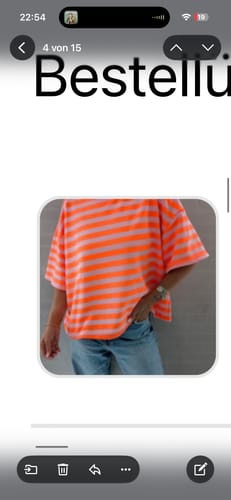 Rezensent in dem leuchtenden, gestreiften Shirt ORANGE IMPACT.