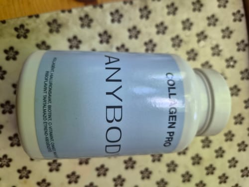 Vásárlói fotó az Anybody Collagen Pro termékről egy mintás felületen.