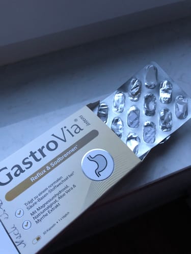 Kundenfoto der GastroVia intens-Packung mit einem teilweise verbrauchten Blisterstreifen.
