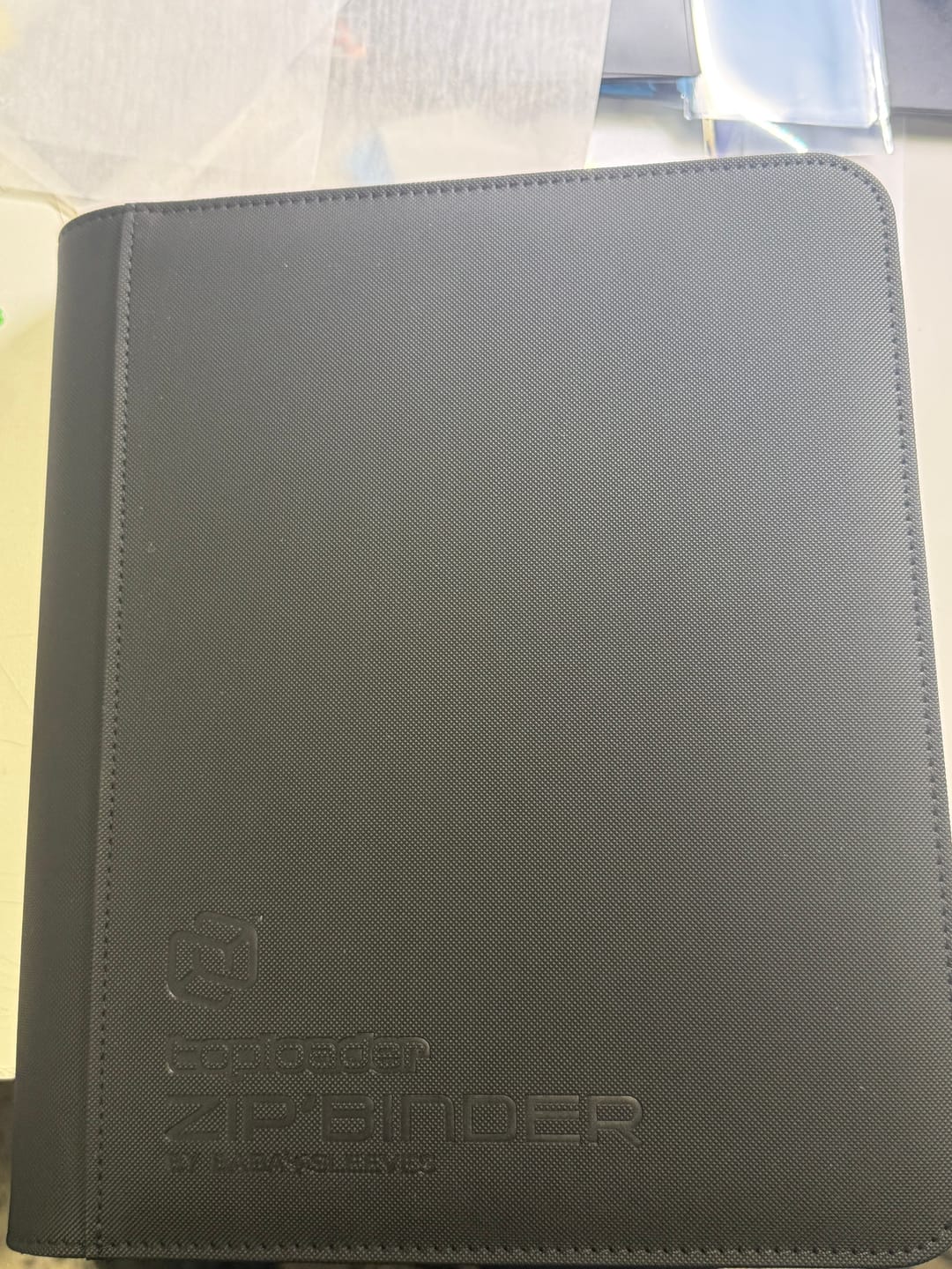 Customer photo review of Toploader Binder Klein Schwarz für 112 Karten – TCG Sammelmappe für Pokémon, Yu-Gi-Oh & Magic | PU-Leder mit Reißverschluss