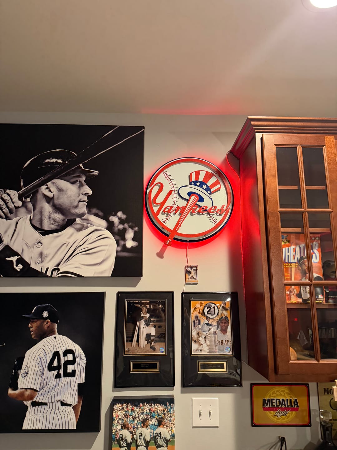 Customer photo review of New York Yankees "BAT AND HAT" 3D Vintage Metal Wall Art