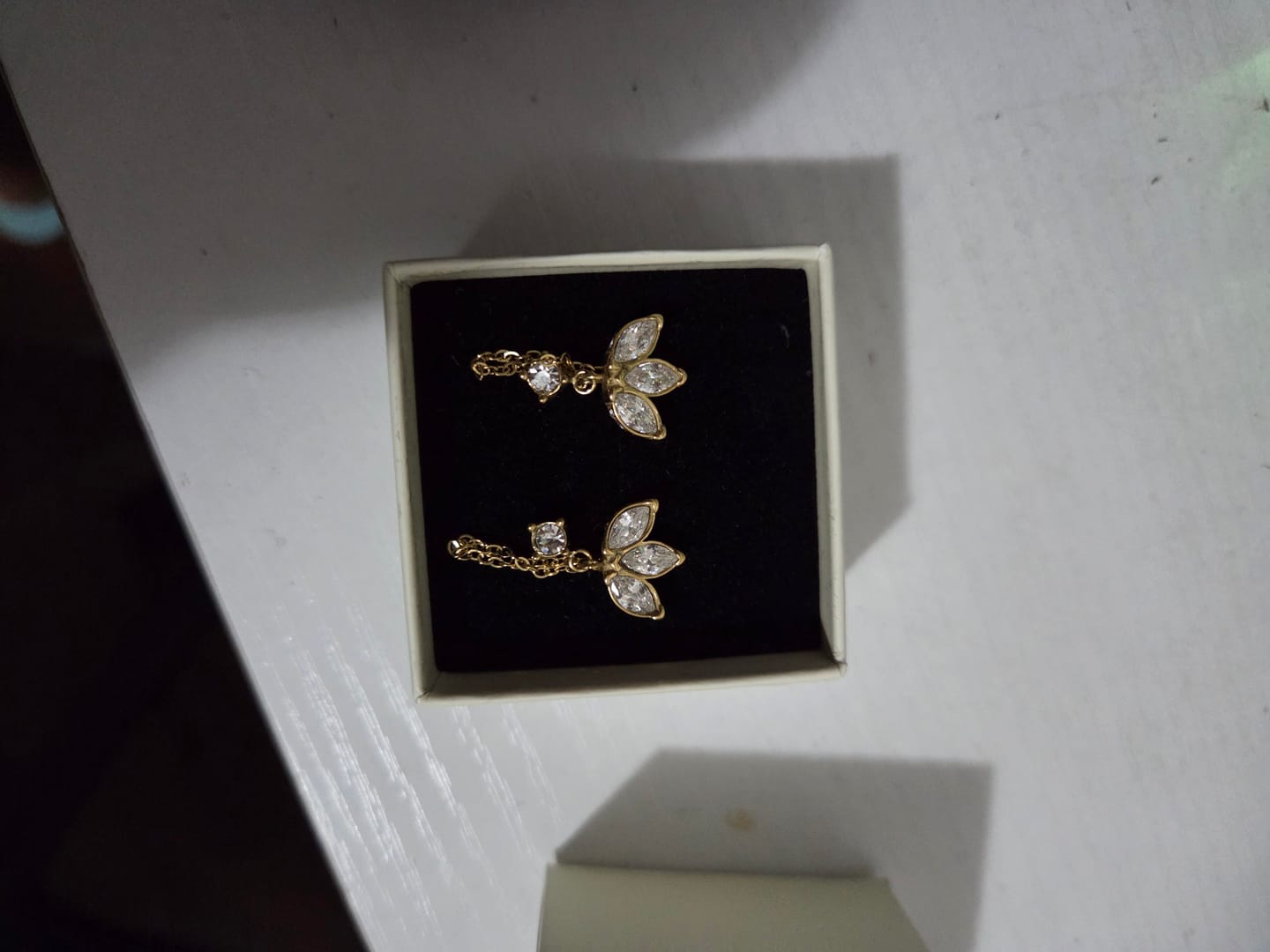 Customer photo review of Limitless Sky Lotus Ohrstecker 14K Vergoldet