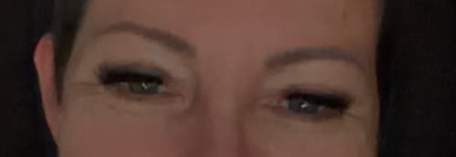 Nahaufnahme der Augen einer Kundin, die die voluminösen Flutter Fling Pre-Glued Wimpern trägt.
