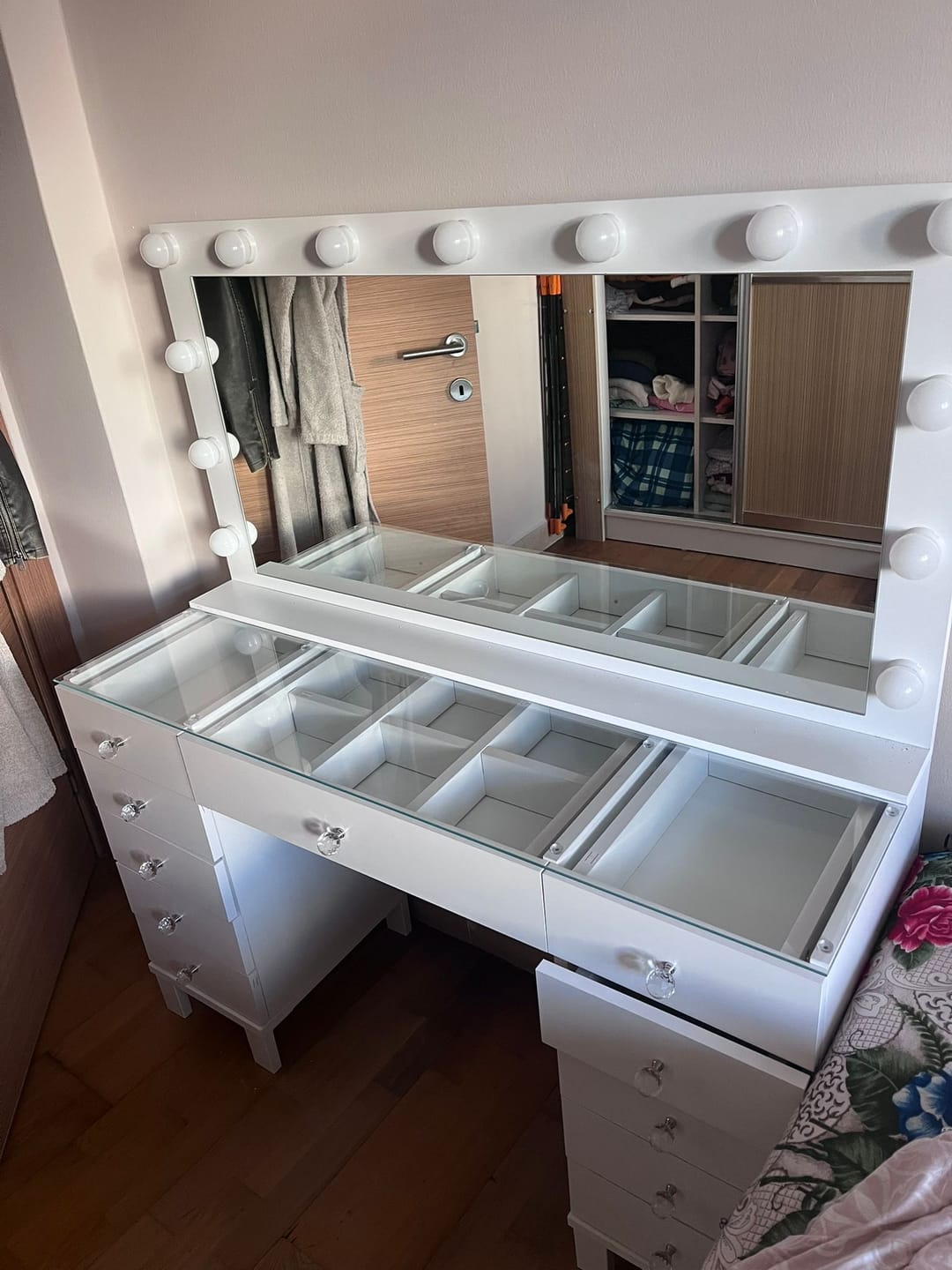 Customer photo review of Rani BJ137 Hollywood Işıklı Aynalı Kulis Makyaj Masası Cam Tablalı 11 Çekmeceli Takı Düzenleyici Beyaz