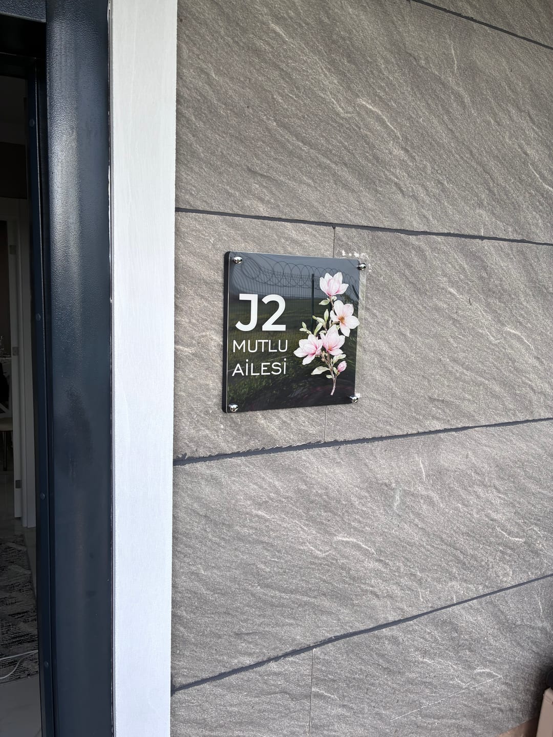 Customer photo review of Kişiye Özel Manolya Çiçekli Kapı İsimliği