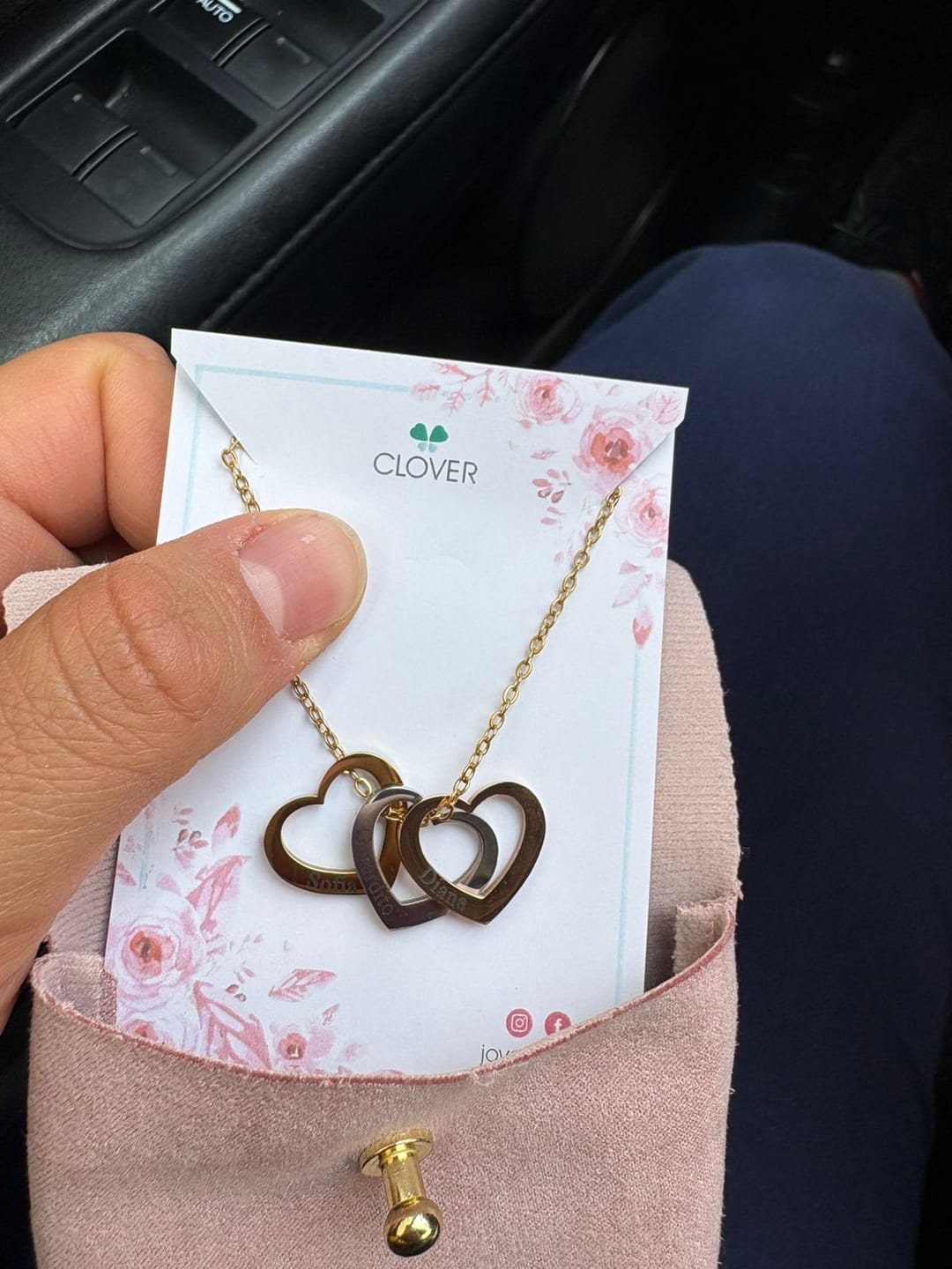 Customer photo review of Collar personalizado dijes de corazón grabados con nombre de hijos regalo día de las madres