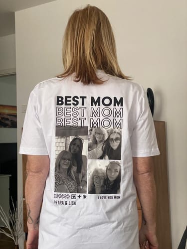 Eine Kundin von hinten trägt das personalisierte, übergroße T-Shirt 'Mom' mit Fotoaufdruck.
