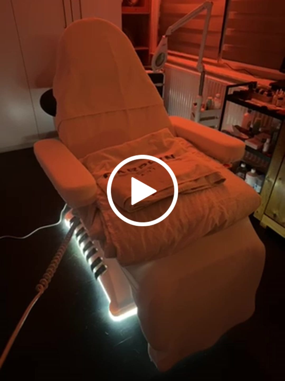 Customer video review of Kosmetikliege Elektrisch | Luxoria PRO 5 | Kosmetiksessel mit elektrischer Verstellung | Weiß | 3 Jahre Garantie