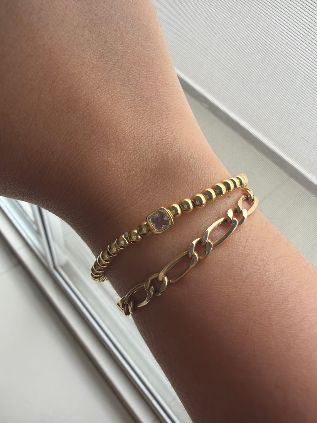 Customer photo review of Pulsera Dorada Bolitas Birthstone Cuadrado