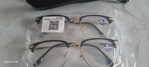 Customer shows two pairs of eyeglasses in plastic packaging, which were received instead of the ordered sunglasses.