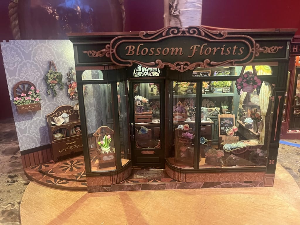 Customer photo review of Miniature House - Mrs.Hunt Bakery