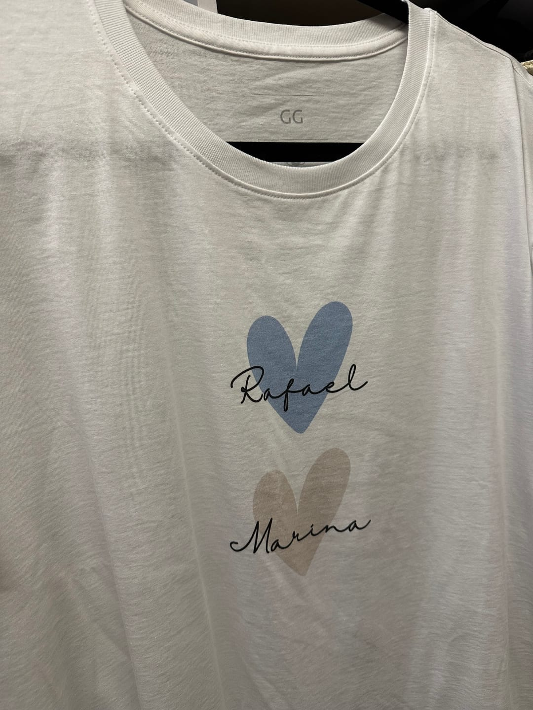 Customer photo review of Camiseta Personalizada - CORAÇÕES E NOMES (Até 5 nomes) - Algodão Peruano