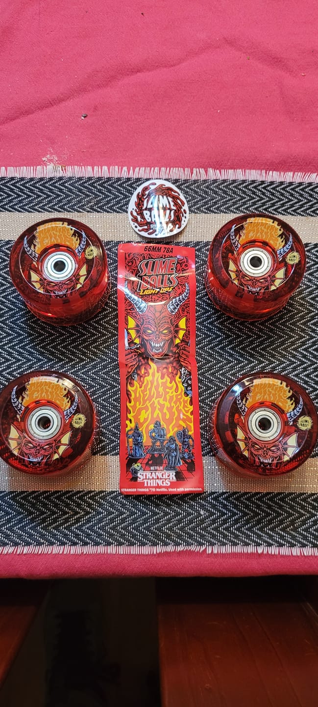 Customer photo review of Santa Cruz X Stranger Things - Ruedas Slime Balls 66mm Hellfire Club Light Ups OG Slime Red 78a