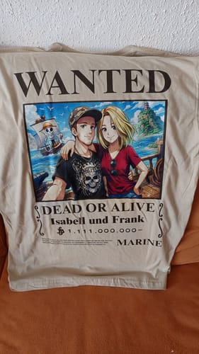 Kundenfoto eines personalisierten T-Shirts im ‚WANTED‘-Poster-Stil, das ein Paar im Anime-Stil zeigt.