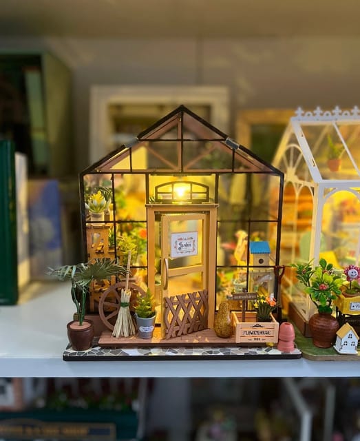 Customer photo review of Miniature House - Cathy's Flower House