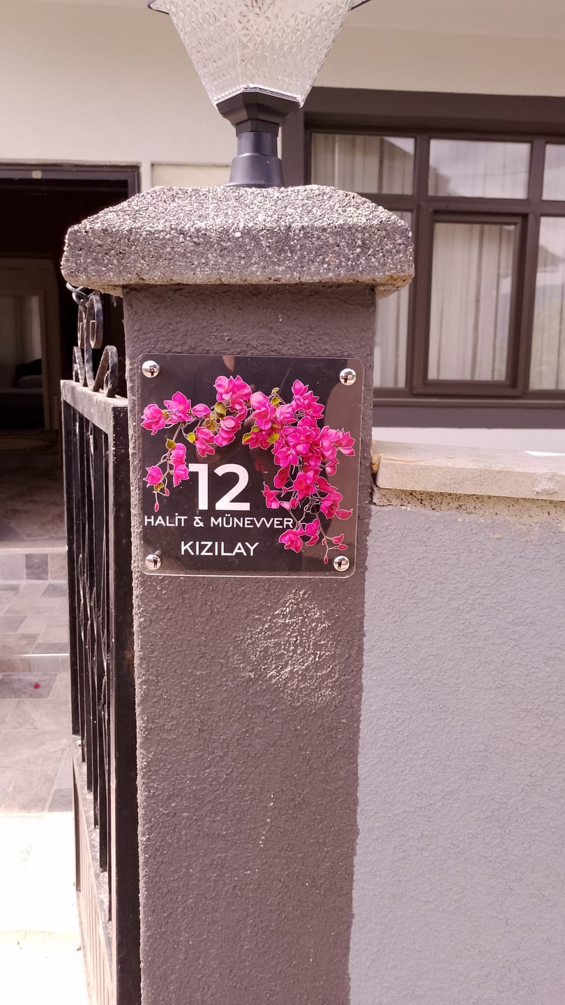 Customer photo review of Kişiye Özel Begonvil Çiçekli Kapı İsimliği