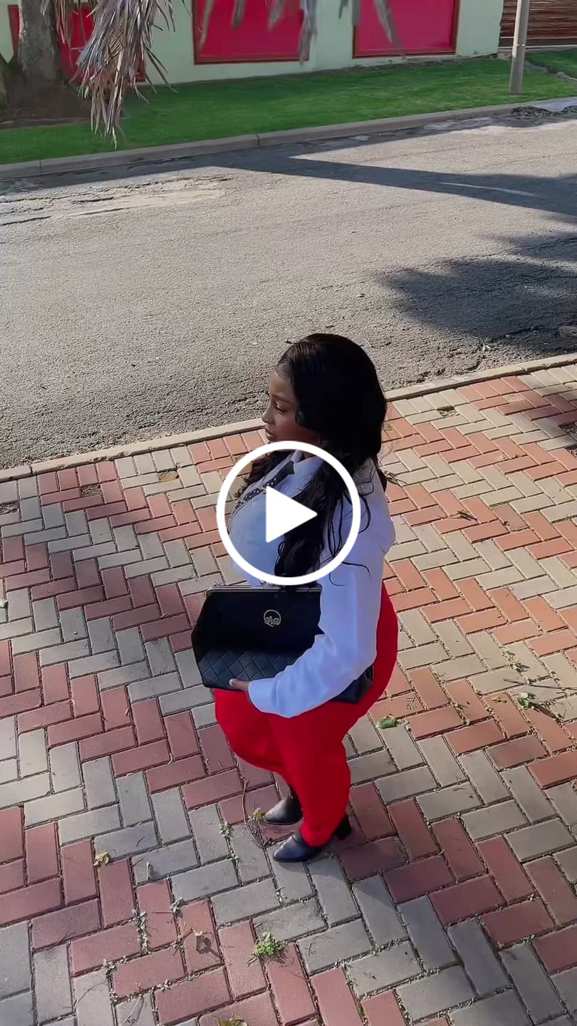 Customer video review of ERA Oversized Kisslock Chain Bag – Black