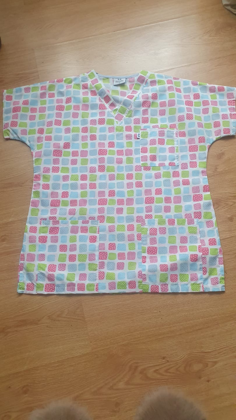 Customer photo review of Bluza Medicala Alba cu Imprimeu, Pentru Femei - Model Patratele