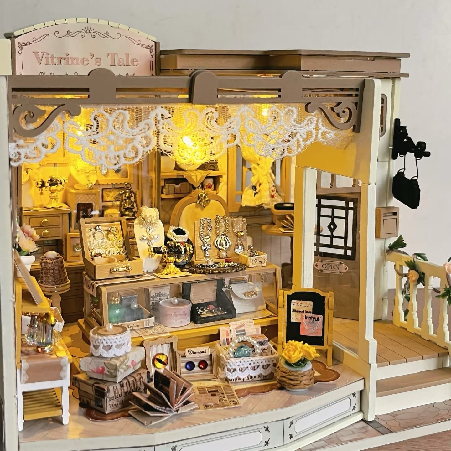 Customer photo review of Vitrine's Tale