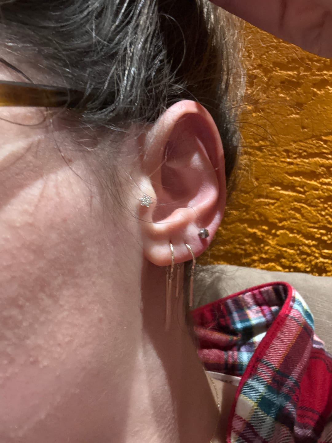 Customer photo review of Gusto Taşlı Altın Tragus Çiçek Piercing