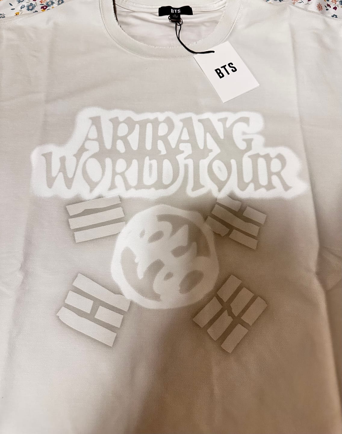 Customer photo review of [2ND PRE-ORDER] BTS - ARIRANG WORLD TOUR OFFICIAL MD S/S TOUR T-SHIRT (GRAY)