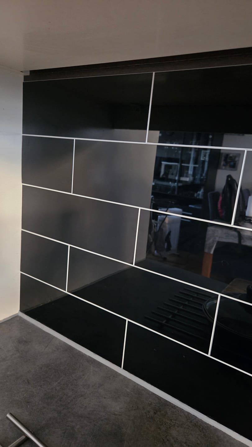 Customer photo review of 24-pk Hailey sort selvklebende veggfliser