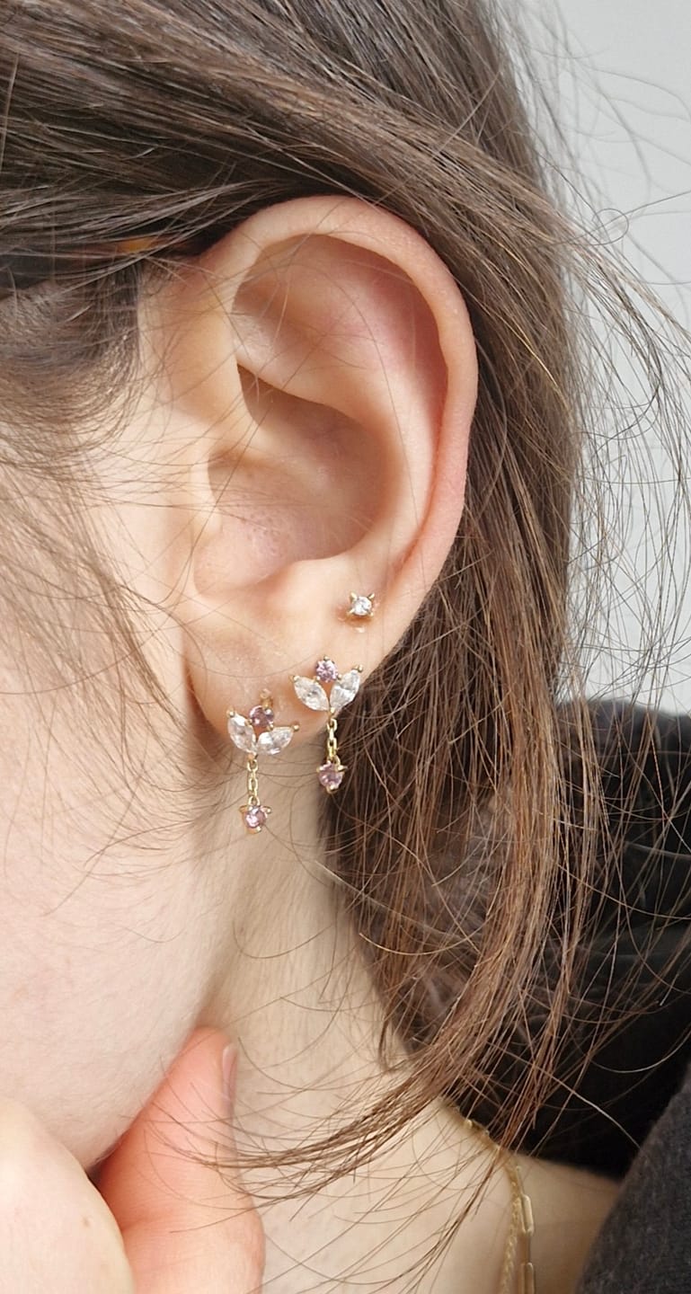 Customer photo review of Yaprak Form Markiz Kesim Taşlı Sallantılı Altın Piercing