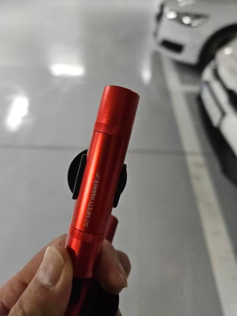 Customer photo review of Auto Notfall Fensterbrecher & Gurtschneider Werkzeug