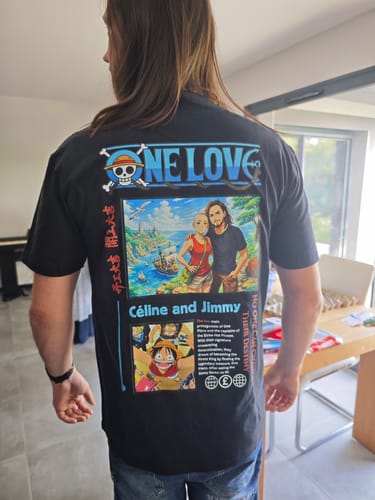 Kunde zeigt die Rückseite seines personalisierten schwarzen 'ONE LOVE' T-Shirts mit großem, buntem Aufdruck.