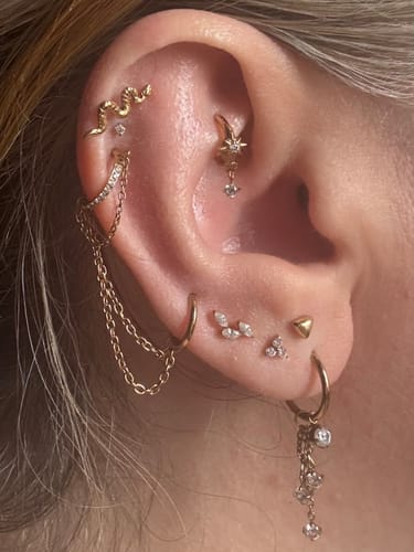 Customer photo review of SOLEIA Droplet Cartilage Hoop (6mm)