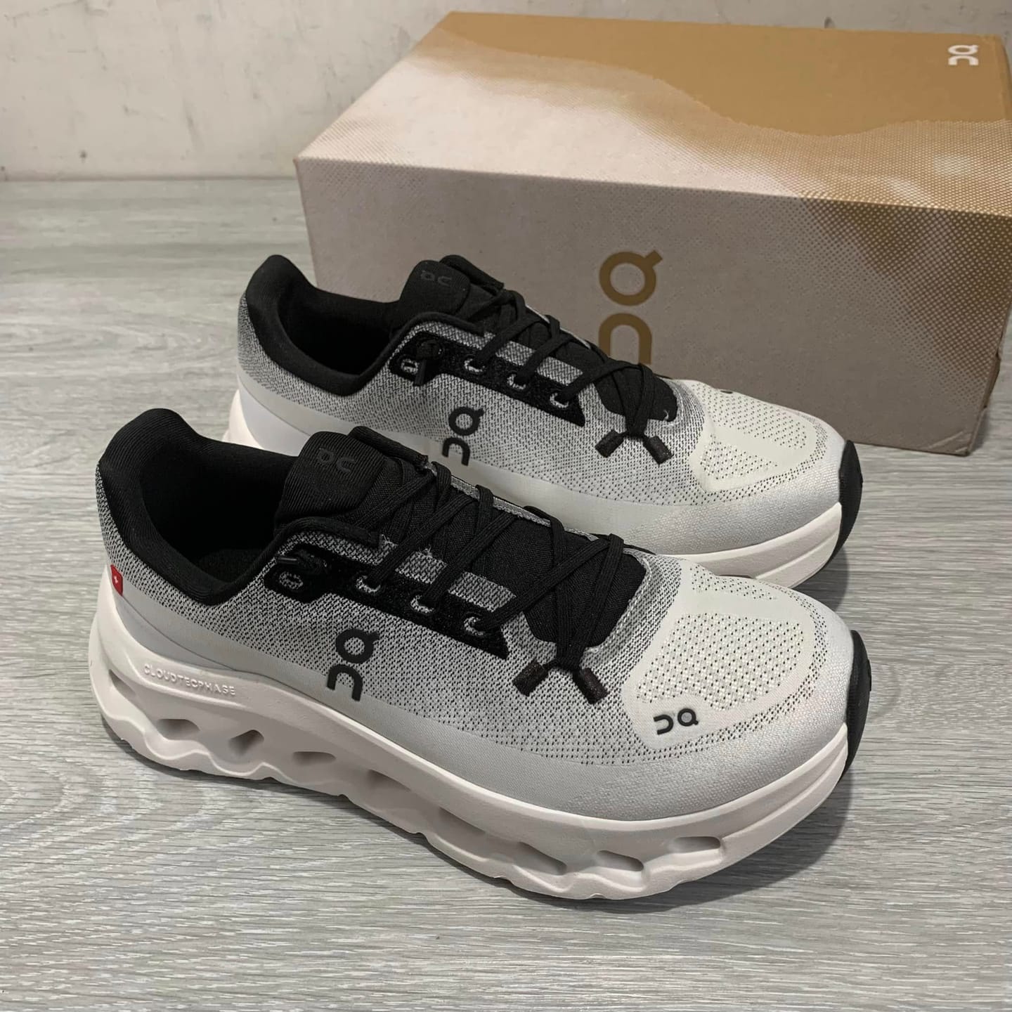 Customer photo review of Cloudtilt Black Ivory