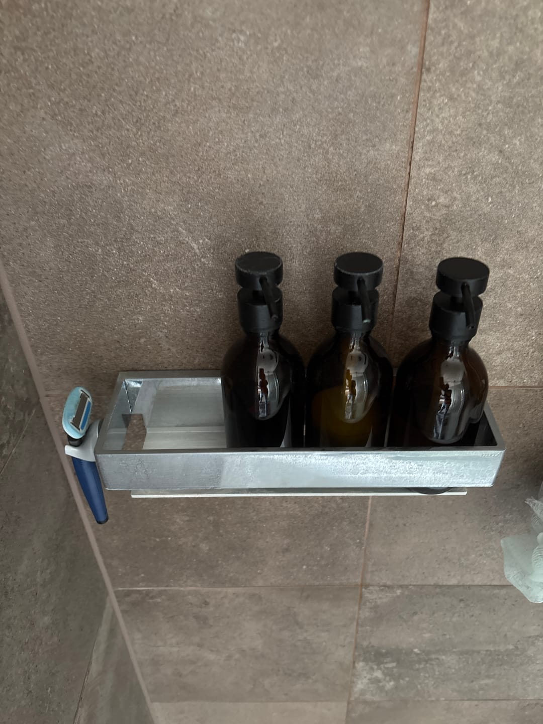 Customer photo review of Seifenspender aus Braunglas – 300 ml Designflasche mit Edelstahlpumpe - blanko