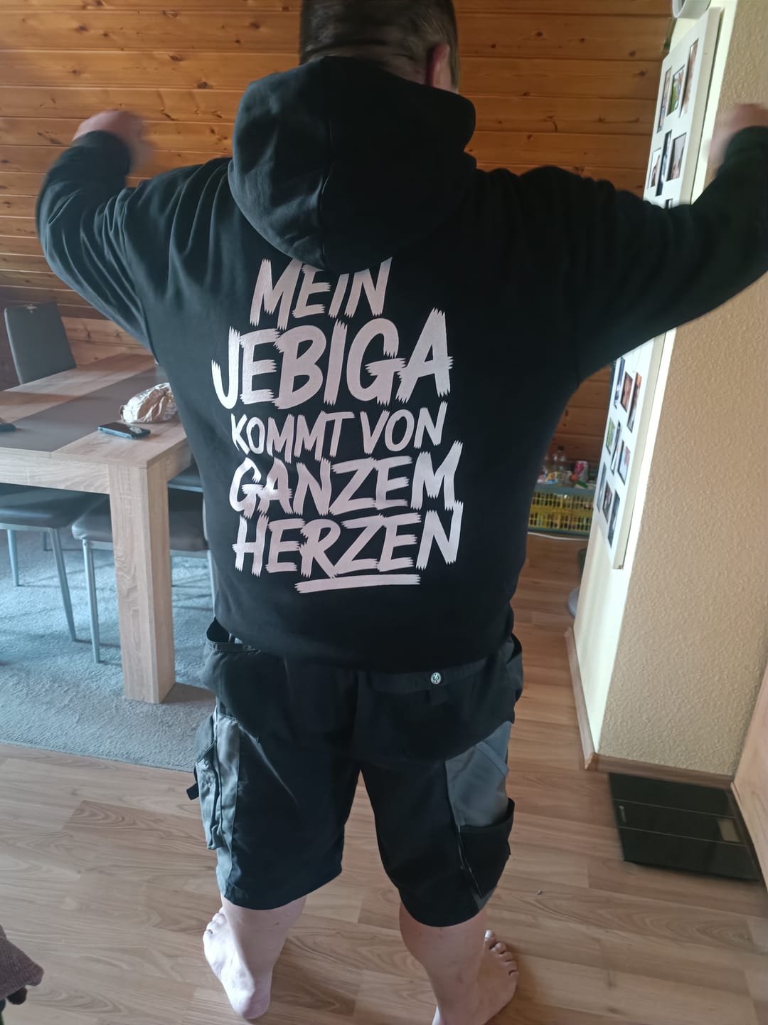 Customer photo review of „Mein Jebiga kommt von ganzem Herzen“ – Premium Hoodie