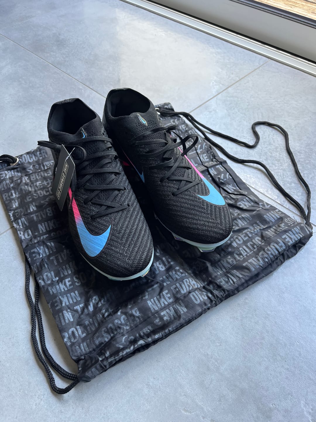 Customer photo review of Vapor 16 Nike by You FG - Noir/Bleu/Rose