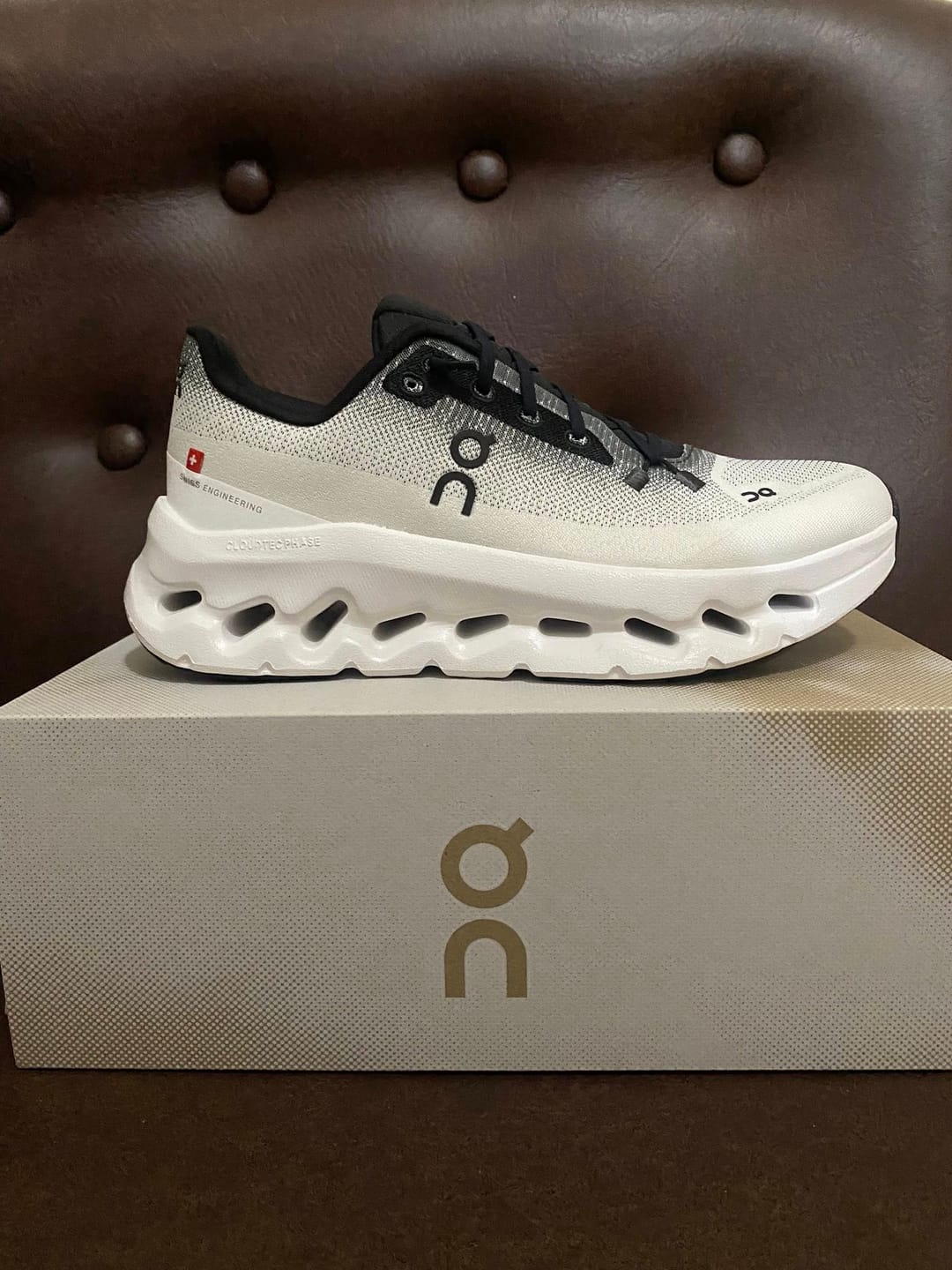 Customer photo review of Cloudtilt Black Ivory