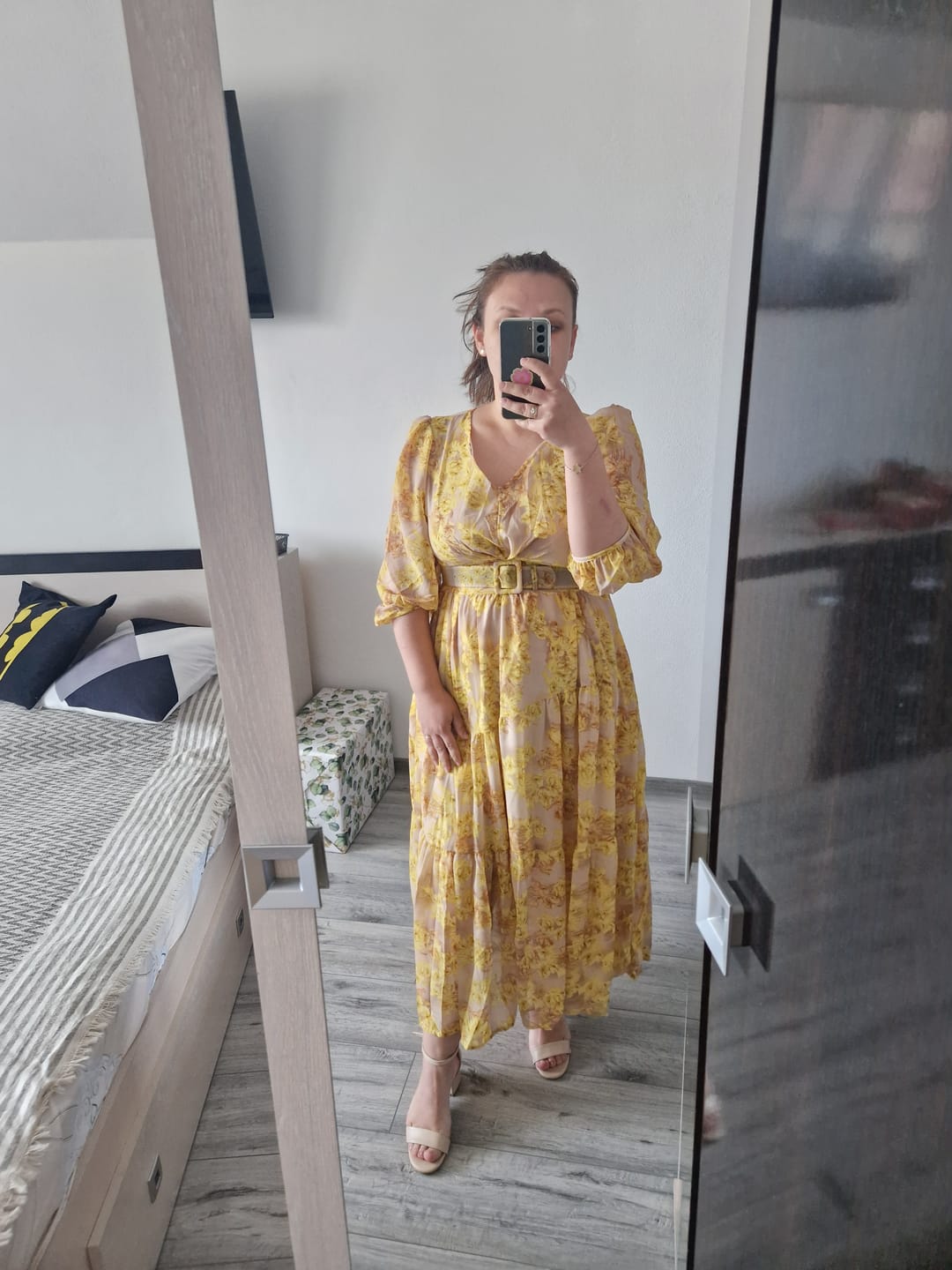 Customer photo review of Rochie Arty galbena cu decolteu in V si curea accesorizata