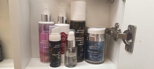La crème BETULINA Balancing d'un client, rangée dans une armoire avec d'autres produits de soin.