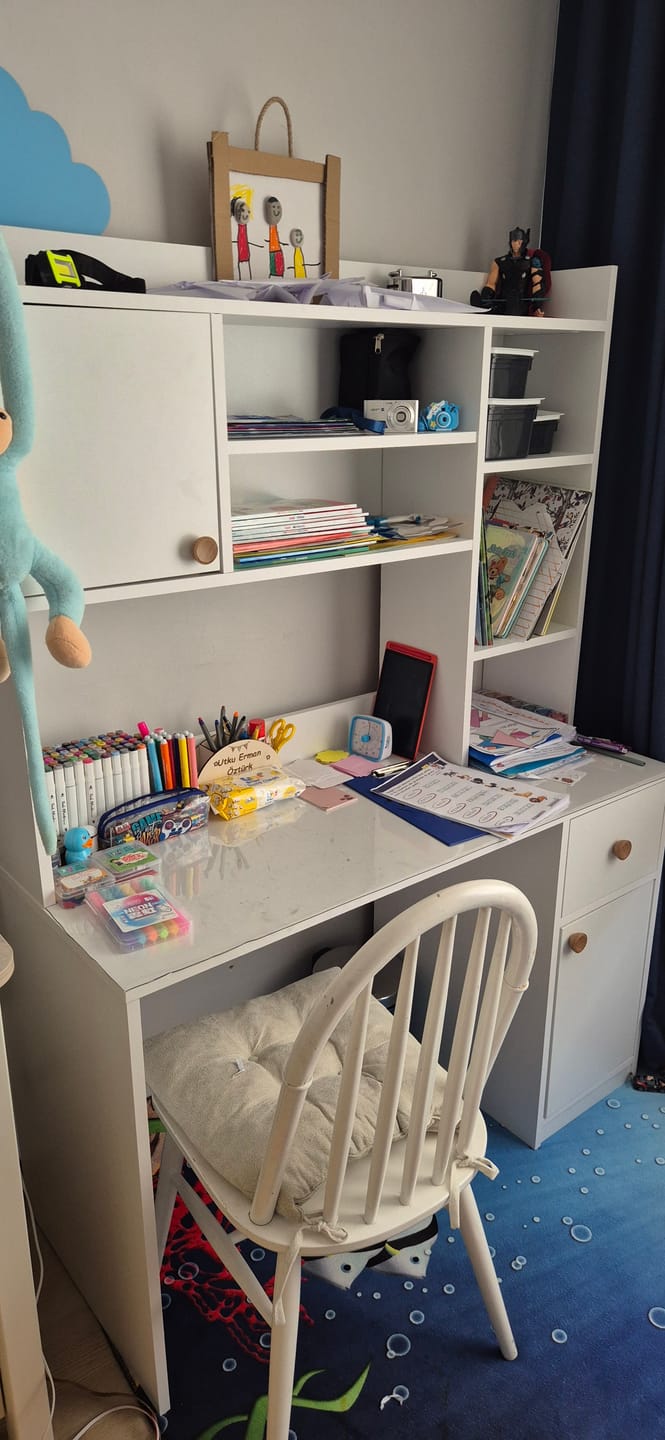 Customer photo review of Rani HA128 Kitaplıklı Raflı 2 Kapaklı 1 Çekmeceli Çalışma Ofis Bilgisayar Masası Beyaz