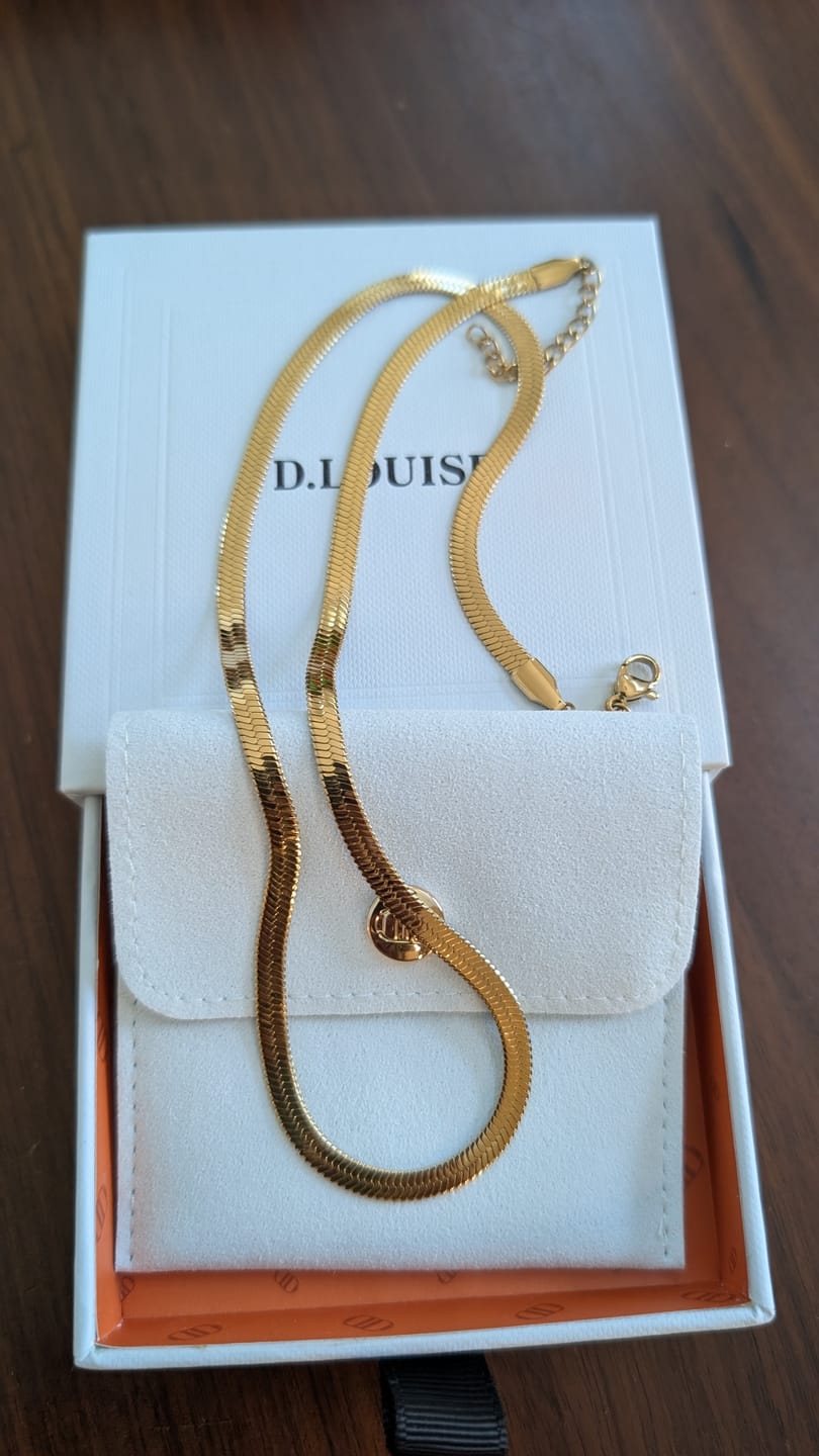 Customer photo review of Essentials Necklace